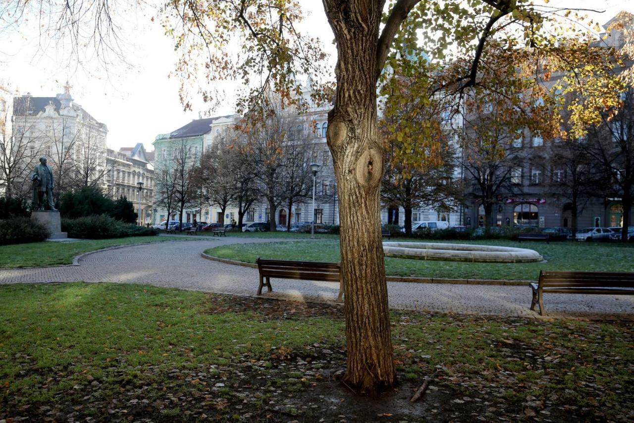 Apartman Dalia Janackovo Nabrezi Prag Exteriör bild